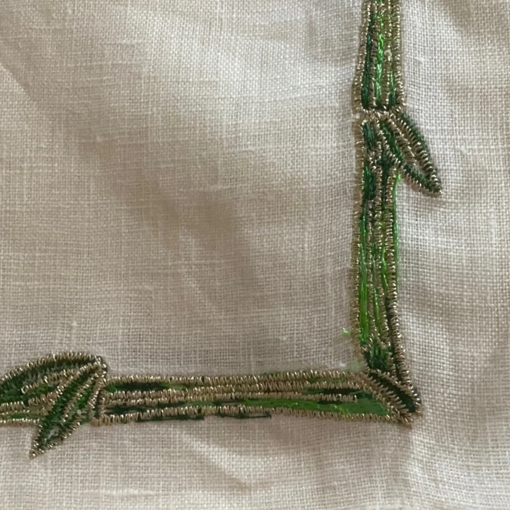 NWT KIM SEYBERT BAMBOO NAPKINS SET OF 2 WHITE LINEN Green with gold thread